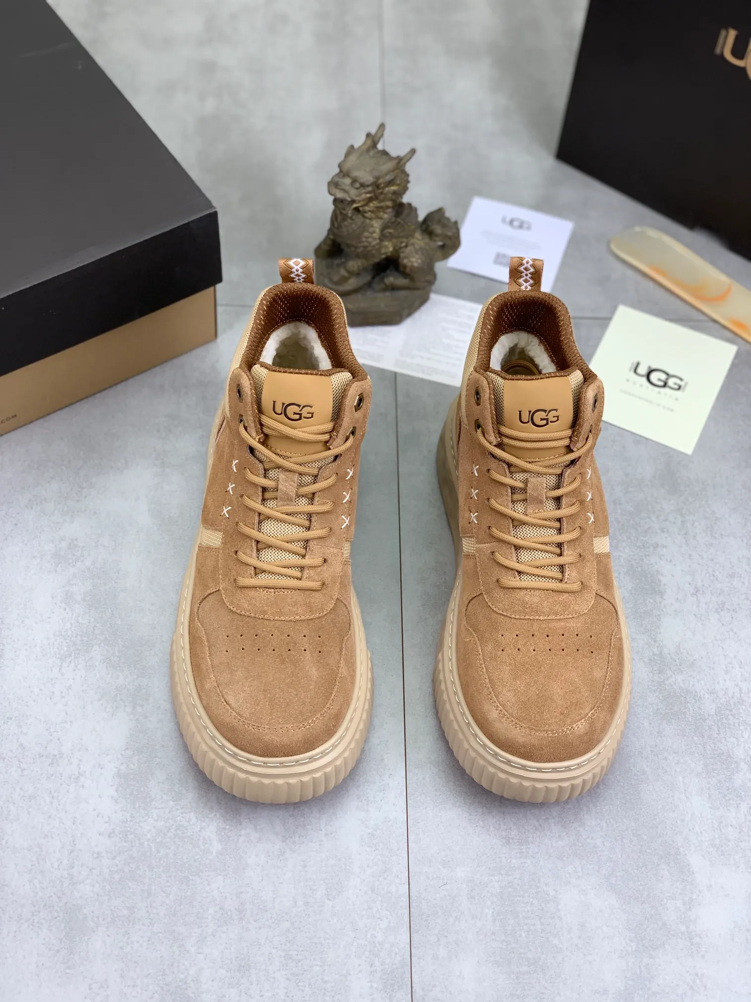 Men's shoes 💰P640 [New style] 💰 🆘 "Real wool" [UGG] 👉The popular men's shoes are synchronized with the official website 🔰The quality of the genuine products [satisfied] is not comparable to the imitations in the general market 🌀The upper is imported Italian frosted cowhide, and the lining is: foot pad 🅰️ grade 🐑Real wool👻Only Grade A can show the effect The hand feels smooth and delicate 🔱The shoe shape is grand, only genuine manufacturers can do it 🎄The perfect toughness of the original outsole 👻⬛️ allows customers to say goodbye to one-time consumption. Real wool lining, super warm. Available in black, brown and gray. Size: 39-44
